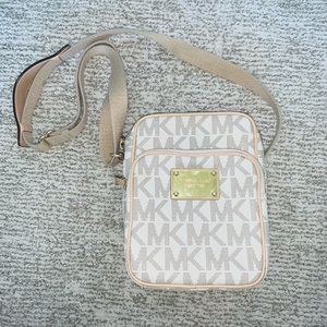micheal kors crossbody bag 💼💛
